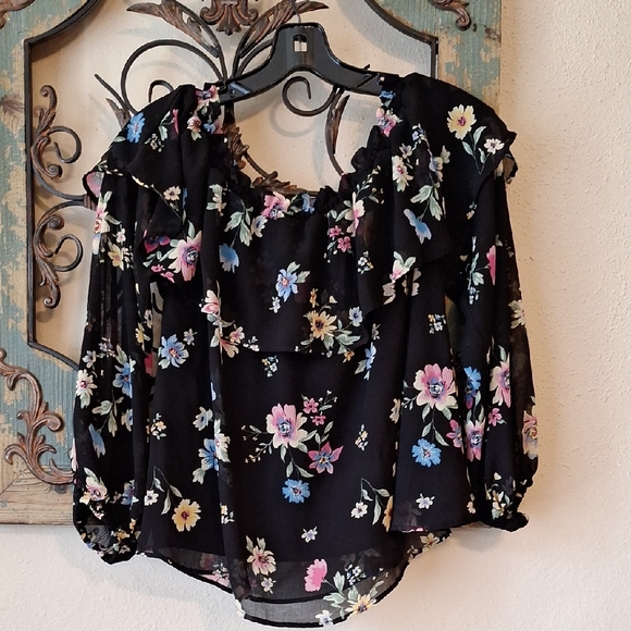 Divided Tops - Divided Floral ON/Off ShoulderBlouse in BlK/Pink. Size SMALL